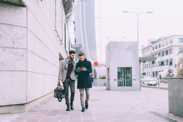 Zwei Junge Geschäftsleute Gehen Mit Tablet Freien Spazieren — Stockfoto