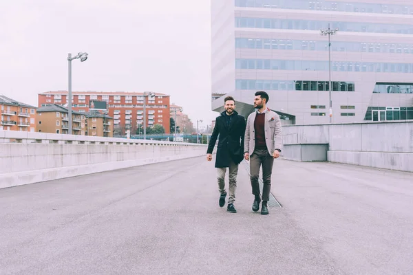 Två Unga Affärsmän Utomhus Promenader — Stockfoto