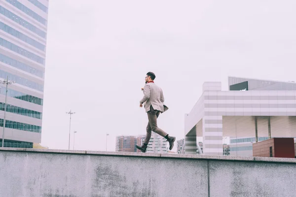 Genç Sakallı Adamı Dışarıda Koşuyor — Stok fotoğraf