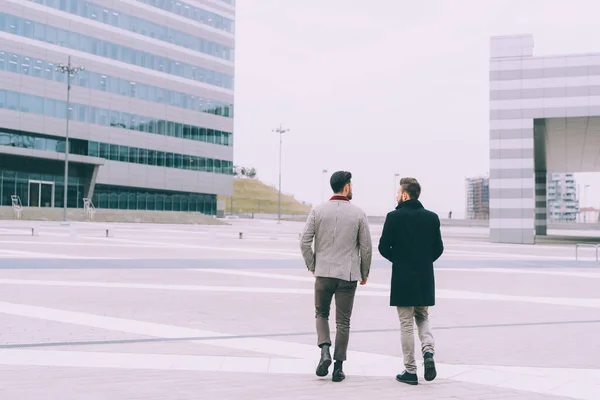 Πίσω Όψη Δύο Νέοι Επιχειρηματίες Άνδρες Υπαίθρια Περπάτημα — Φωτογραφία Αρχείου