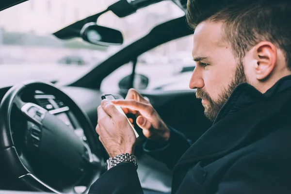 Молодой Бородатый Бизнесмен Сидя Автомобиль Смартфон — стоковое фото
