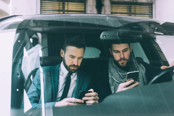 Δύο Νέοι Επιχειρηματίες Υπαίθρια Χρησιμοποιώντας Έξυπνο Τηλέφωνο — Φωτογραφία Αρχείου