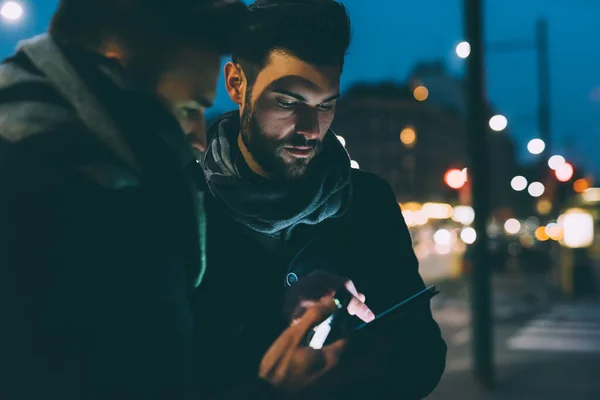 Dois Jovens Homens Negócios Livre Usando Tablet — Fotografia de Stock