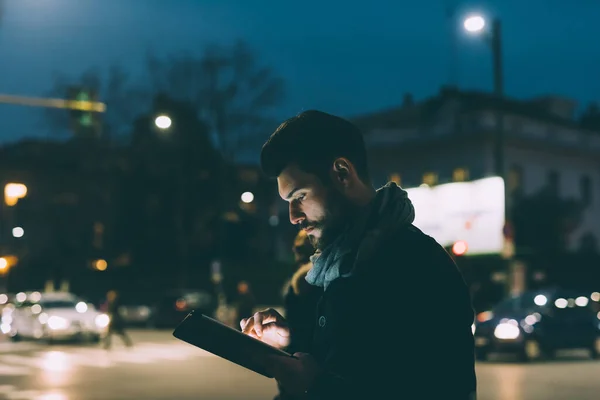 Νεαρός Γενειοφόρος Άντρας Που Χρησιμοποιεί Tablet Έξω Νύχτα — Φωτογραφία Αρχείου