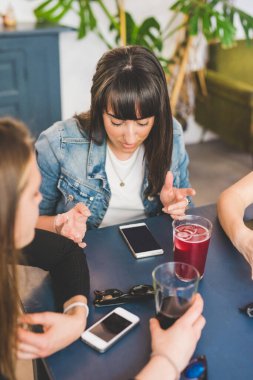 Genç, güzel, beyaz bir kadın akıllı telefon kullanıyor. Teknoloji, sosyal ağ, iletişim konsepti.