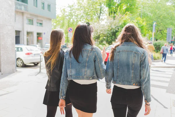 Drei Junge Schöne Frauen Die Draußen Spazieren Gehen — Stockfoto