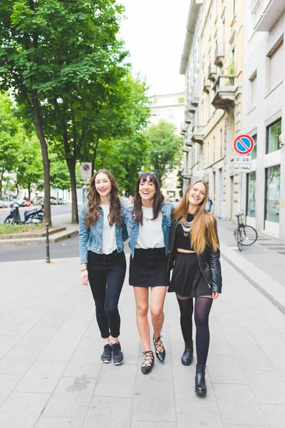 Drei Junge Schöne Frauen Posieren Freien — Stockfoto
