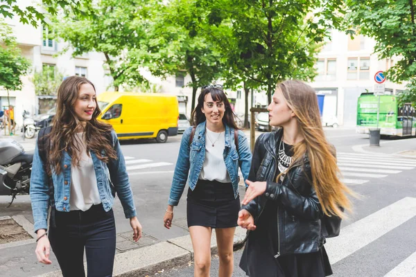 Três Jovens Mulheres Bonitas Andando Livre — Fotografia de Stock