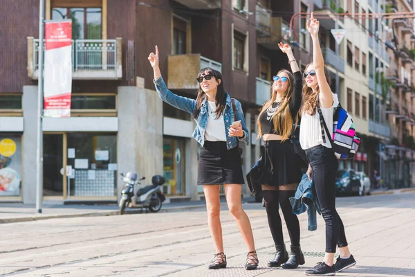 Três Jovens Mulheres Bonitas Perguntando Táxi — Fotografia de Stock