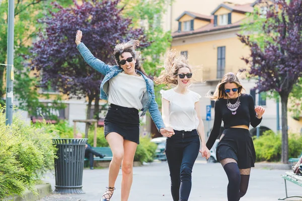 Três Jovens Mulheres Bonitas Divertindo Pulando — Fotografia de Stock