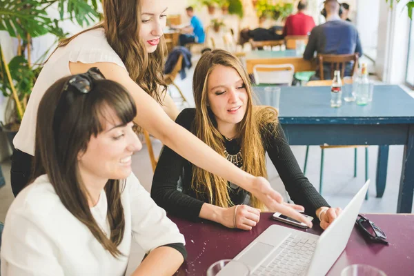 Tre Giovani Belle Donne Caucasiche Millennials Indoor Utilizzando Computer Discutendo — Foto Stock