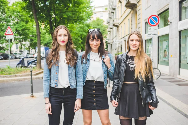 Três Jovens Belas Mulheres Caucasianas Millennials Posando Livre Cidade Sorrindo — Fotografia de Stock