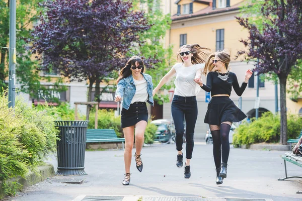 Três Jovens Belas Mulheres Cacuasian Millennials Livre Cidade Correndo Saltando — Fotografia de Stock