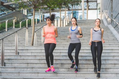 Koşan üç genç kadın.