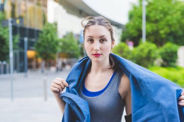 Boynunda havluyla, spor, sağlık, aktif konsept gibi antrenmanlardan sonra dinlenen genç ve güzel bir kadın.