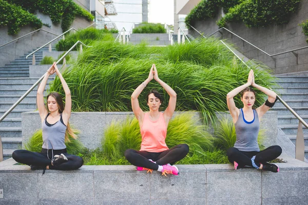 Drie Jonge Sportieve Vrouwen Doen Yoga — Stockfoto