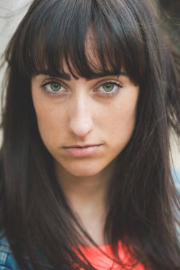 Gülümseyen güzel bir kadın portresi.