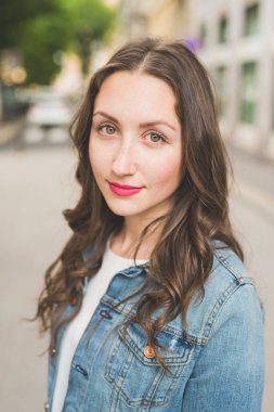 Kameraya bakan genç, güzel, yeşil gözlü bir kadının portresi.