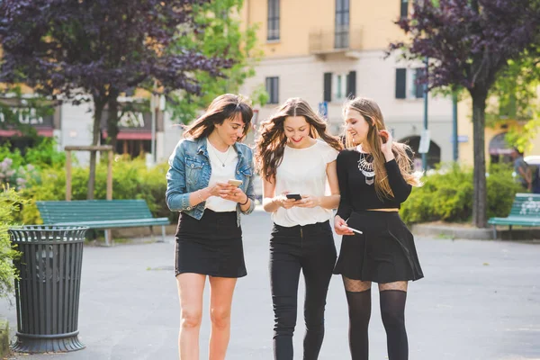 Três Jovens Millennials Mulheres Livre Cidade Usando Telefone Inteligente — Fotografia de Stock