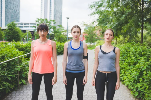 Trois Jeunes Femmes Sportives Posant Plein Air — Photo