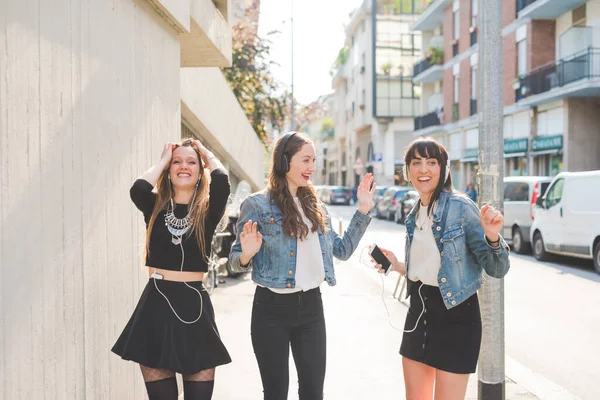 Drie Mooie Jonge Vrouwen Millennials Luisteren Muziek Dansen Plezier Samen — Stockfoto