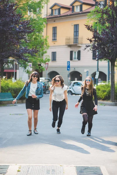 Drei Junge Millennials Laufen Und Springen Der Stadt Und Haben — Stockfoto