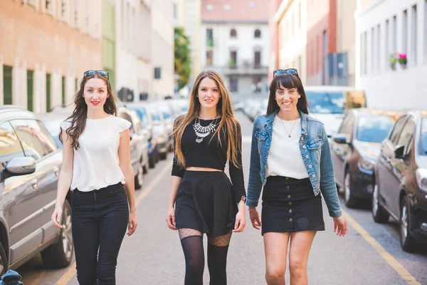 Três Jovens Mulheres Felizes Amigos Andando Livre Divertindo — Fotografia de Stock