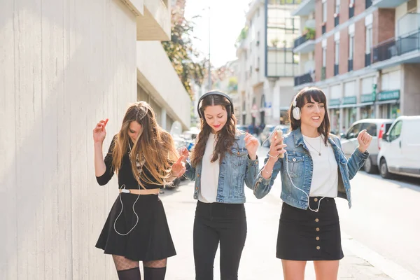 Três Belas Jovens Millennials Ouvir Música Dançando Divertindo Juntos — Fotografia de Stock