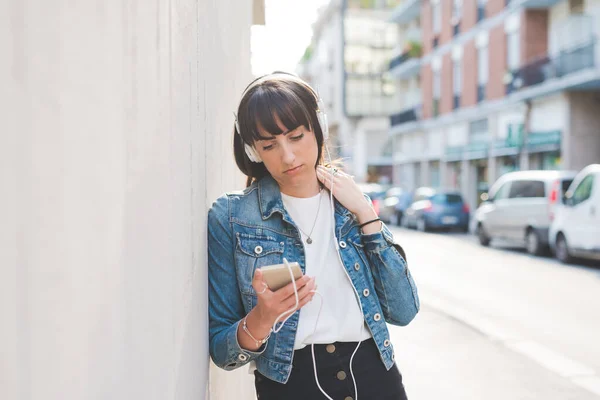 Giovane Donna Millennials Ascoltare Musica Utilizzando Smartphone All Aperto — Foto Stock