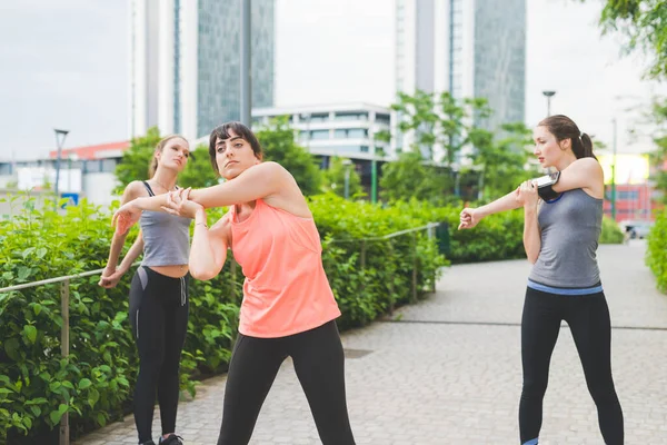 Drei Junge Sportliche Frauen Dehnen Sich Beim Outdoor Training — Stockfoto