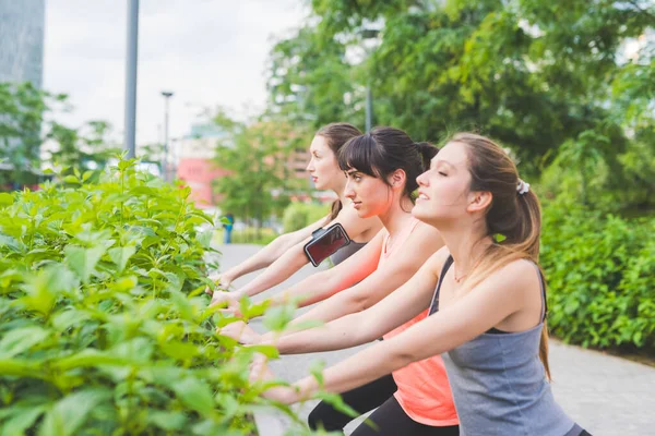 Drei Junge Sportliche Frauen Dehnen Sich Beim Outdoor Training — Stockfoto