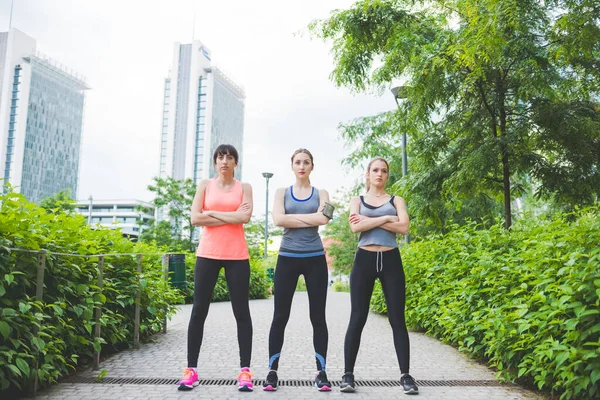 Tři Mladé Sportovní Ženy Pózující Venku — Stock fotografie