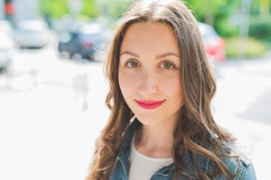 Kameraya bakan genç, güzel, yeşil gözlü bir kadının portresi.