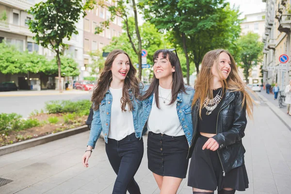 Tři Mladí Šťastné Ženy Přátelé Procházky Venku Baví Chatování Usmívání — Stock fotografie
