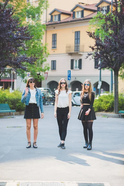 Drie Jong Gelukkig Vrouwen Vrienden Poseren Buiten Hebben Plezier — Stockfoto