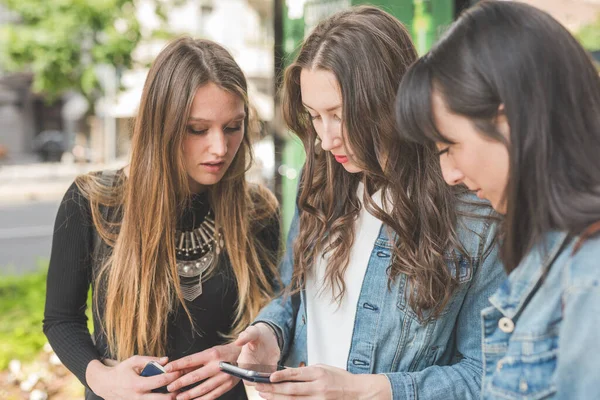 Tres Mujeres Jóvenes Millennials Aire Libre Ciudad Usando Teléfono Inteligente —  Fotos de Stock