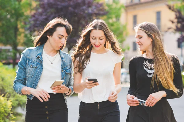 Trzy Młode Kobiety Millenials Outdoor Mieście Pomocą Smartfona — Zdjęcie stockowe