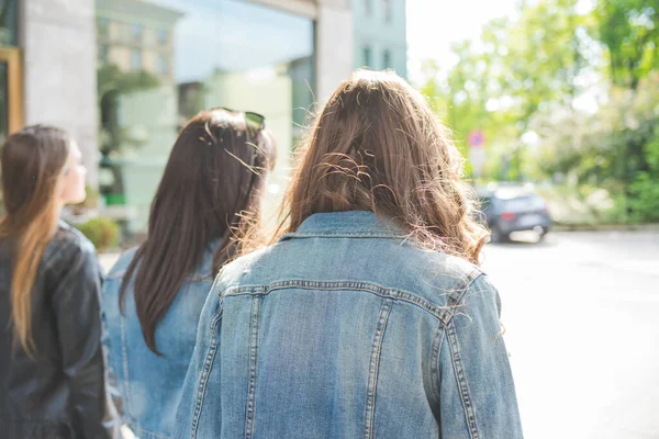 Visão Traseira Três Jovens Millennials Mulheres Andando Livre Cidade — Fotografia de Stock