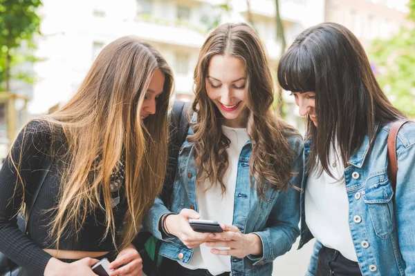 Drei Junge Millennials Mit Smartphone Der Stadt Unterwegs — Stockfoto