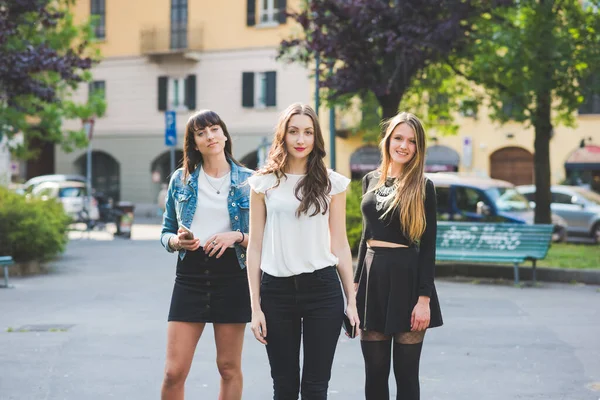 Троє Молодих Щасливих Жінок Друзів Позують Відкритому Повітрі Розважаються — стокове фото