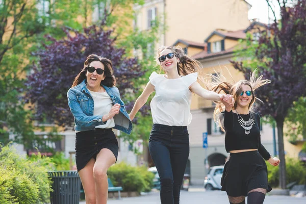 Três Jovens Millennials Mulheres Livre Cidade Correndo Pulando Divertindo Sorrindo — Fotografia de Stock