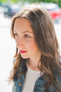 Genç, güzel, yeşil gözlü bir kadının portresi. 