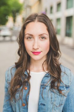 Kameraya bakan genç, güzel, yeşil gözlü bir kadının portresi.