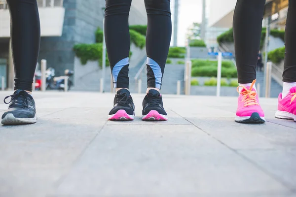 Gros Plan Femmes Portant Des Chaussures Jogging Course Extérieur — Photo