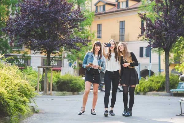 Três Jovens Millennials Mulheres Tomando Selfie Com Smartphone — Fotografia de Stock