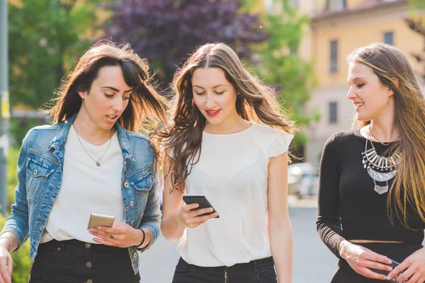 Trzy Młode Kobiety Millenials Outdoor Mieście Pomocą Smartfona — Zdjęcie stockowe