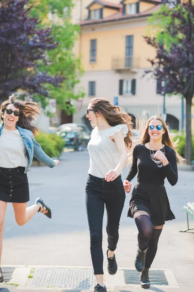 Şehirde Genç Kadın Koşuyor Zıplıyor Gülüyor Eğleniyorlar — Stok fotoğraf