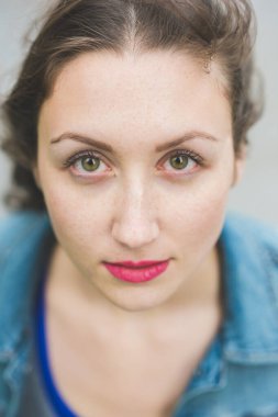 Kameraya bakan genç, güzel, yeşil gözlü bir kadının portresi.