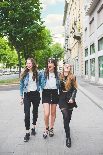 Trei Tinere Femei Fericite Prieteni Mergând Îmbrățișându Aer Liber Distracție — Fotografie, imagine de stoc