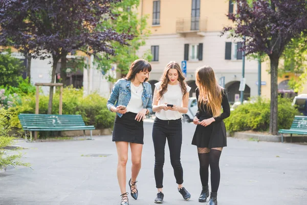 Drei Junge Millennials Mit Smartphone Der Stadt Unterwegs — Stockfoto